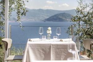 里瓦迪索尔托米兰达酒店的一张桌子,上面有白色的桌布和酒杯