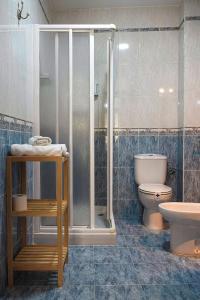 加的斯Hostal Colón的带淋浴、卫生间和盥洗盆的浴室