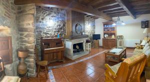 阿尔德亚达维拉德拉里韦拉Hotel rural Rinconada de las Arribes的客厅设有壁炉和石墙