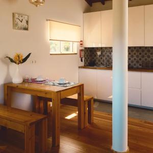 圣罗克杜皮库Quinta das Almas的一间厨房,内设一张木桌