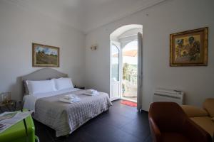 拉古萨Bed and Breakfast Terra del Sole Ibla的一间卧室设有一张床,并有通往庭院的门
