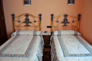 卡里翁德洛斯孔德斯拉科尔特旅舍的两张睡床彼此相邻,位于一个房间里