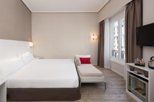 马德里Hotel Madrid Gran Via 25, Affiliated by Meliá的酒店客房,配有白色的床和椅子