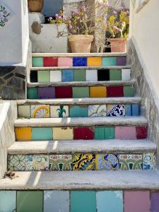 伊斯基亚Villa Vincenzo Di Meglio的一套楼梯,上面有彩色的瓷砖