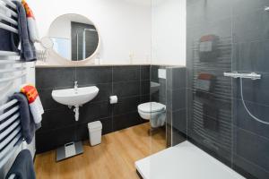 诺德奈帕鹏福公寓的一间带水槽、卫生间和镜子的浴室