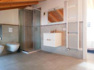莱科sweet homes的浴室配有卫生间、淋浴和盥洗盆。