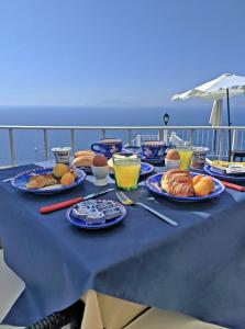 阿纳卡普里B&B La Danza del Mare的船上带食物盘的桌子