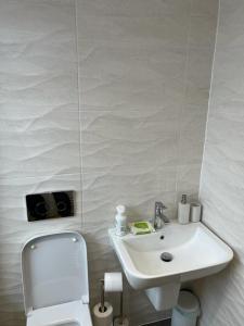 谢菲尔德The Whyte House的白色的浴室设有水槽和卫生间。