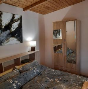 基什孔豪洛什Relax time Vidéken的一间卧室配有一张床和一个木制橱柜