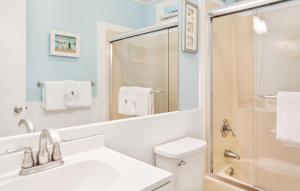 蒙托克滨梅度假酒店 的浴室配有卫生间、盥洗盆和淋浴。
