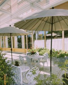 法蒂玛圣约瑟酒店的一个带桌椅和遮阳伞的庭院
