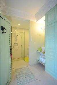 苏塞达安东尼亚旅馆的带淋浴的浴室和玻璃门