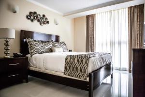 迈阿密慕缇旎豪华套房酒店的一间卧室设有一张床和一个大窗户