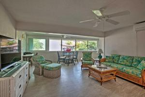 克里斯琴斯特德Beachfront St Croix Condo with Pool and Lanai!的客厅配有沙发和桌子