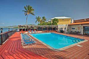 克里斯琴斯特德Beachfront St Croix Condo with Pool and Lanai!的相册照片