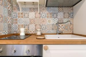 滨海波利尼亚诺CIVETTHOUSE : la casa delle civette的厨房设有水槽和瓷砖墙
