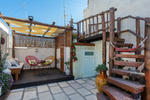 滨海波利尼亚诺CIVETTHOUSE : la casa delle civette的庭院设有木制楼梯和桌子