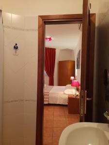 蒙特梅拉诺8380 camere Mastro的带浴缸的浴室和1间带1张床的卧室