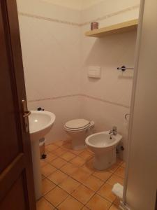 蒙特梅拉诺8380 camere Mastro的一间带卫生间和水槽的浴室