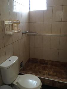 阿雷基帕Ramirez House的一间带卫生间的浴室和瓷砖地板。