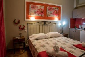 奥林匹亚基·阿克蒂Villa Rafailia的一间卧室,床上方有一张花卉图案的床