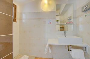 圣马迪拉莫拉宝卢内特酒店的一间带水槽和镜子的浴室