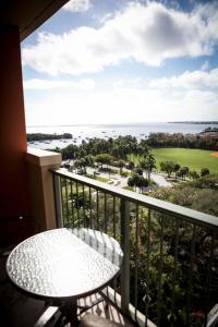 迈阿密慕缇旎豪华套房酒店的阳台配有桌子,享有海景。