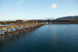 纳塔列斯港辛格勒巴塔哥尼亚酒店的水体上的木桥