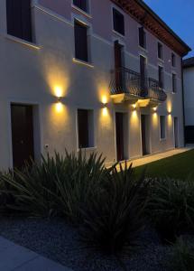 梅斯特Villa Giotto Luxury Suite & Apartments的白色的建筑,边有灯