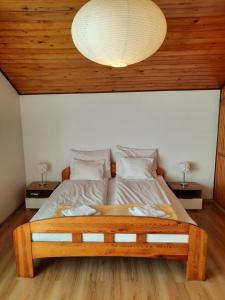 奥萨莫德林机场乡村民宿客房内的一张或多张床位