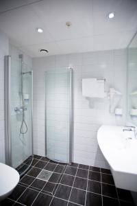 布莱尼Bryne Hotell的带淋浴、盥洗盆和卫生间的浴室