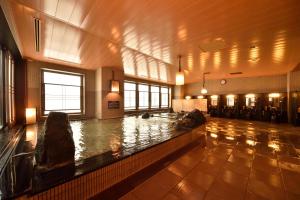 旭川多美迎旭川酒店的大型客房内的水池