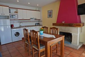贝塞特Casa El Puente的厨房以及带桌子和壁炉的用餐室。