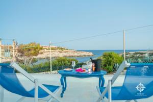 兰佩杜萨Residenza Ormos - Dimore sul mare的海景露台配有桌椅