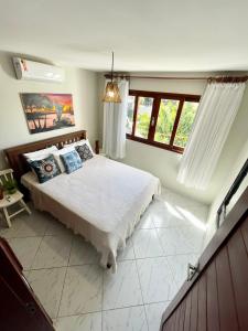 皮帕Casa Pipa Charme do Amor的一间带一张大床的卧室,位于带窗户的房间内