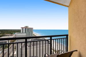 默特尔比奇Anderson Ocean Club and Spa by Oceana Resorts的享有海滩和海洋美景的阳台。