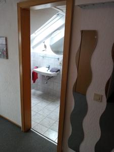 巴特索登-阿伦多夫Gästehaus Dietrich的一间带水槽和镜子的浴室
