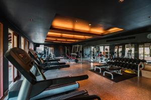 高兰Pimalai Resort & Spa - SHA Extra Plus的健身房拥有许多跑步机和机器