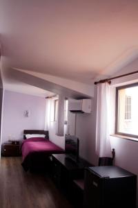 卡赞勒克Guest House Bulgari的一间卧室设有一张床和一个窗口