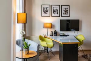 艾森纳赫安娜别墅布汀奎酒店的酒店客房配有带电视和椅子的书桌