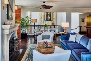 查尔斯顿海港景酒店的客厅设有蓝色的沙发和壁炉