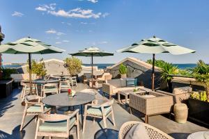 查尔斯顿海港景酒店的一个带桌椅和遮阳伞的庭院