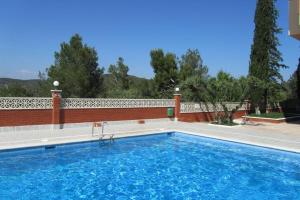 圣佩德罗-德里瓦斯Lovely studio, terrace, swim pool, nature, relax!!的房屋前的游泳池