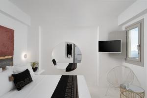 费拉Canyon Santorini的白色的客厅配有电视和沙发