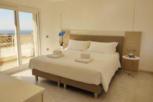 特罗佩阿Bizantini Tropea的一间卧室设有一张大床和大窗户
