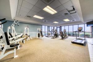 奥兰治比奇The Phoenix V Resort的一个带跑步机和机器的健身房,位于带窗户的房间里