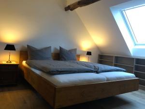 布尔格-罗伊兰德POSTRELAIS ARDENNES "Beau Séjour"的一间卧室配有一张带蓝色床单的床和一扇窗户。