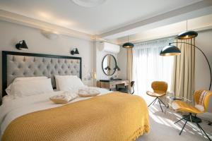 都柏林罗科斯福德酒店的一间卧室配有一张带黄色毯子的大床