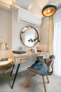 都柏林罗科斯福德酒店的一张带镜子和椅子的桌子