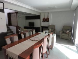 圣阿马鲁-达因佩拉特里斯Belíssimo resort com casa com banheiras água termal的一间带桌椅的用餐室